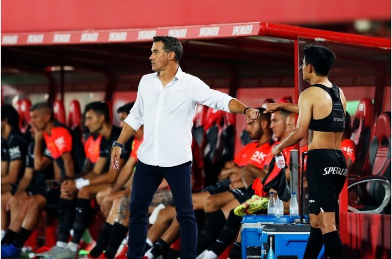 久保建英からスパイクをもらったファンが超嬉しそう… 絶妙だったボールコントロールとお辞儀、監督も“好プレーへの労い”〈激写〉(22)