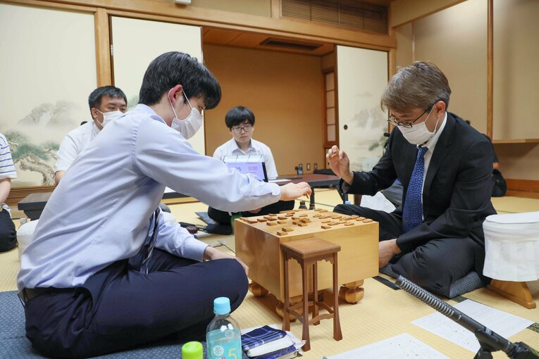 今年6月には王座戦挑戦者決定トーナメント準決勝で2人のカードが実現　©JIJI PRESS