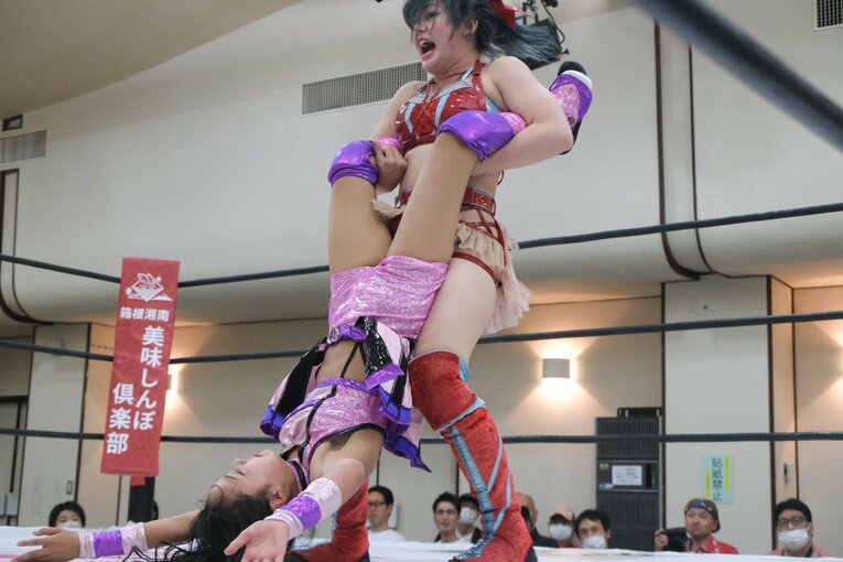 “中学生レスラー”の華麗な飛び技…「一番緊張した」チャンピオンとの一騎打ちで美蘭が見せた“成長の証”　受験勉強との両立が今後の悩み？(52)