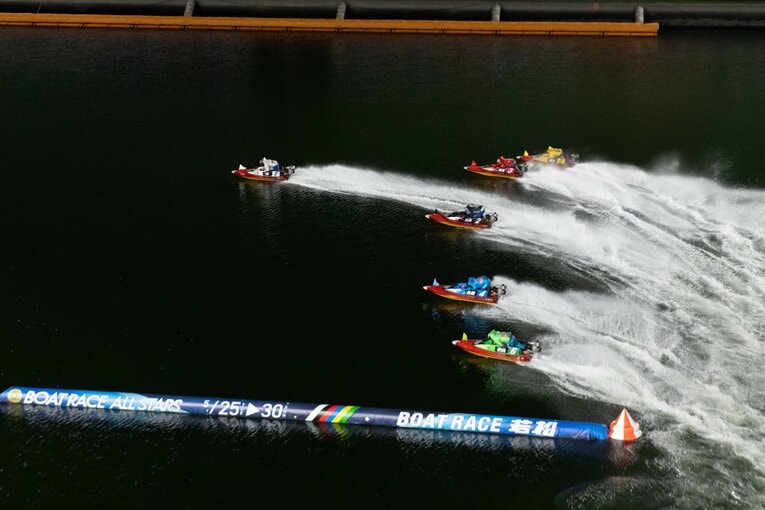 今年のSG「ボートレースオールスター」の優勝戦。多くのファンが3連単を購入するため、1着が抜け出した後も興奮が持続するのがボートレースの特徴だ　©日本モーターボート競走会