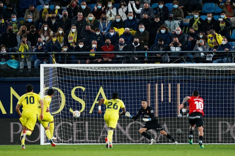 久保建英がエメリ戦術にハメられた？ “代表前の古巣ビジャレアル戦”撮影カメラマンが見た苦闘の要因〈少年ファンはユニをおねだり〉(43)