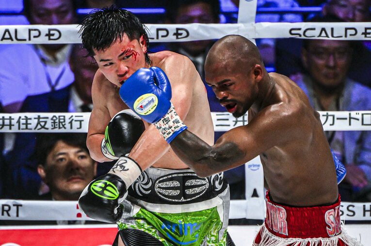 那須川天心の左を浴びたサンティリャンはうつろな表情に　©Takuya Sugiyama