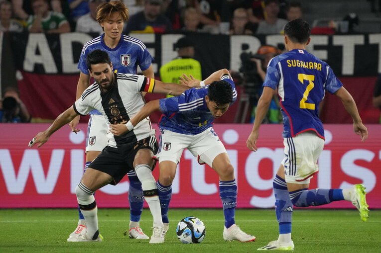 キャプテンマークを巻くイルカイ・ギュンドアンと遠藤航の激しいデュエル　©Masashi Hara