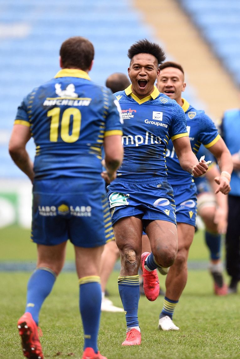 松島のトライで得たコンバージョンゴールが決まり、逆転勝利。キックを蹴ったSOロペスのもとへ駆け寄った　©︎AFP/AFLO