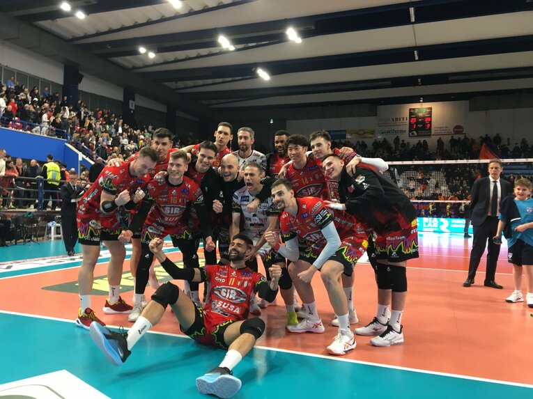 勝利を喜ぶペルージャの選手たち（筆者撮影）