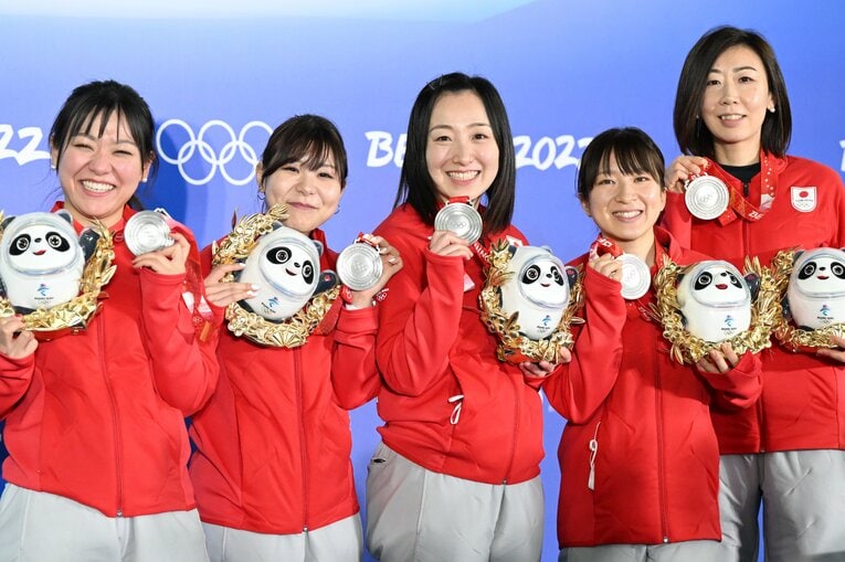 2022年北京五輪。誇らしげに銀メダルを掲げるロコ・ソラーレ　©Naoya Sanuki/JMPA