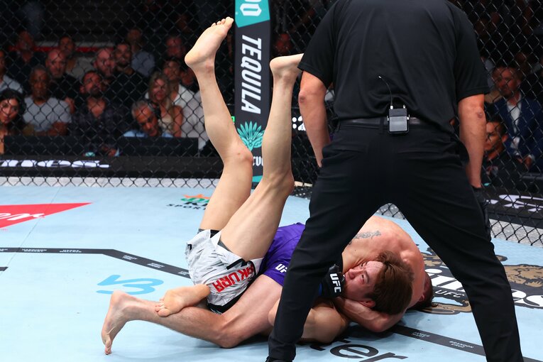 朝倉海にチョークを極めるエリオット　©Getty Images