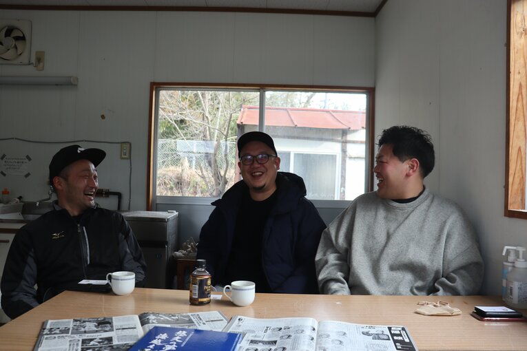 2003年センバツ出場した隠岐高OBの（左から）平田稔さん、藤野真一郎さん、岩水潤さん　©Yuki Kashimoto