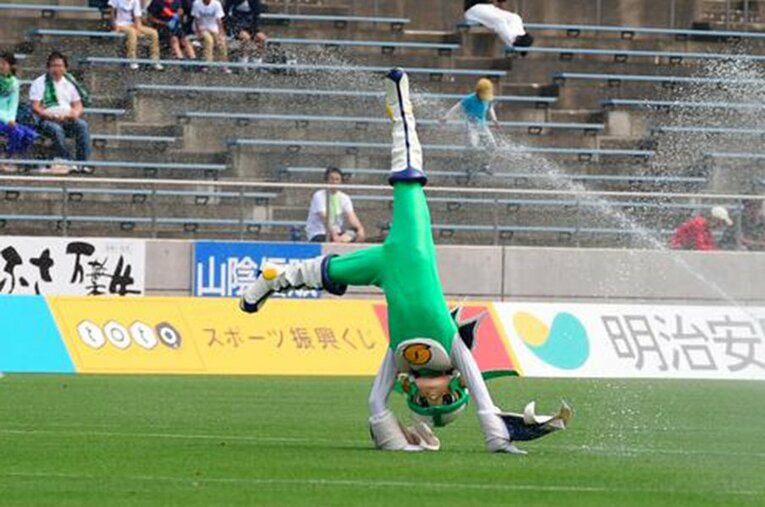 バク宙もスキーもこなすマスコット。J3鳥取ガイナマンの本音訊いてみた。(13) ／ photograph by GAINARE TOTTORI