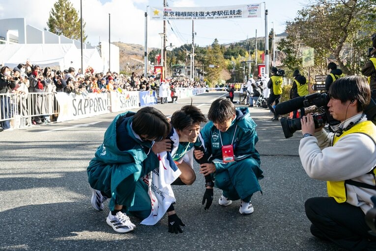 【黒田朝日レア写真】5区を走り終えた仲間を…（3年時。写真は続きます）　©Nanae Suzuki