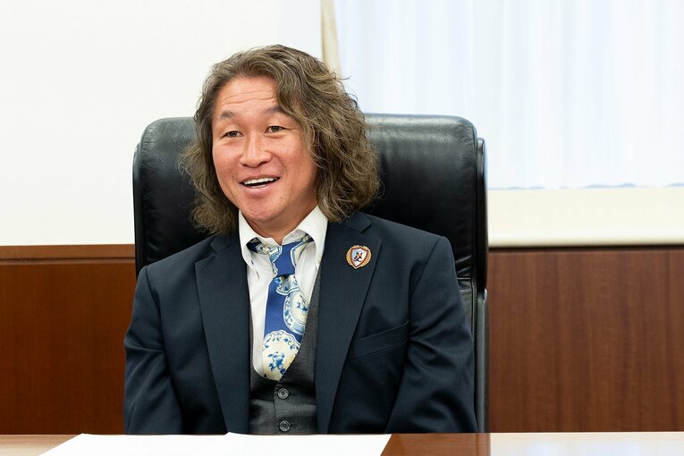 岡野雅行　Masayuki Okano　1972年生、神奈川県出身。現役時代は浦和、神戸、鳥取などに所属し日本人トップクラスのスピードを武器に活躍｡1997年のW杯アジア第3代表決定戦で日本を本大会初出場に導くゴールデンゴールを決め国民的な注目を集めた。2013年シーズン終了後に現役引退。鳥取のGMを経て､2025年シーズンから南葛SC事業本部長に就任。愛称は現在も「野人」　©Shiro Miyake