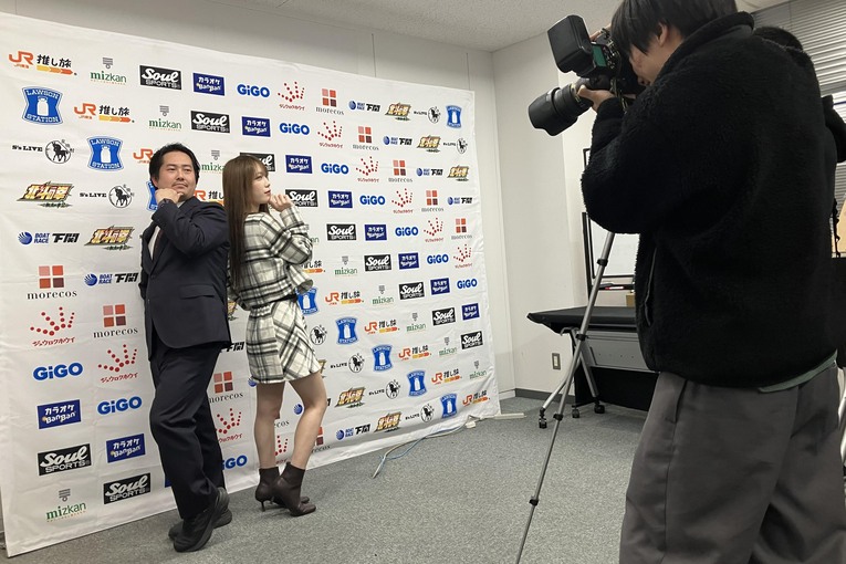 スターダムの岡田太郎社長とポーズをとる鹿島沙希　©Essei Hara