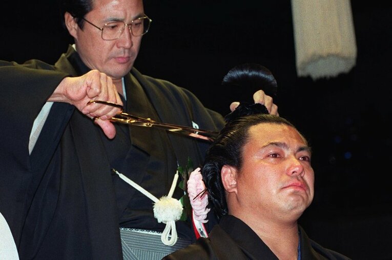 千代の富士の断髪式。九重親方（当時／元横綱・北の富士）の手で最後のはさみが入った ／ photograph by JIJI PRESS