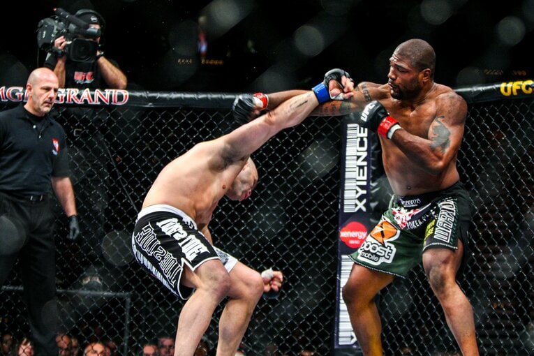 意識を飛ばされて倒れ込むシウバ（4枚目／全8枚）©Susumu Nagao