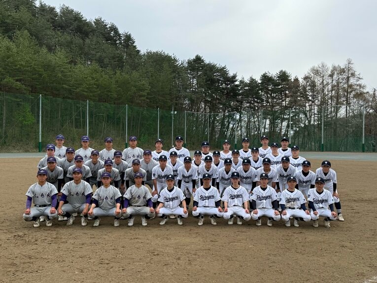 オープニングセレモニーで対戦した盛岡白百合学園と花巻東の選手たち ©Yuji Yanagawa