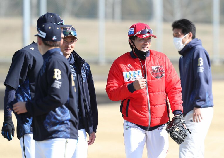 馬原孝浩コーチ（右から2人目）の指導が石森を成長させたようだ　©Sankei Shimbun