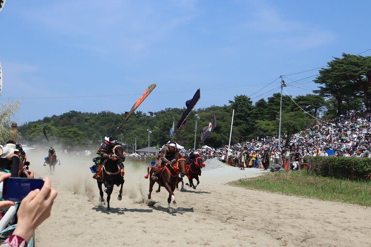 相馬野馬追の「甲冑競馬」の様子