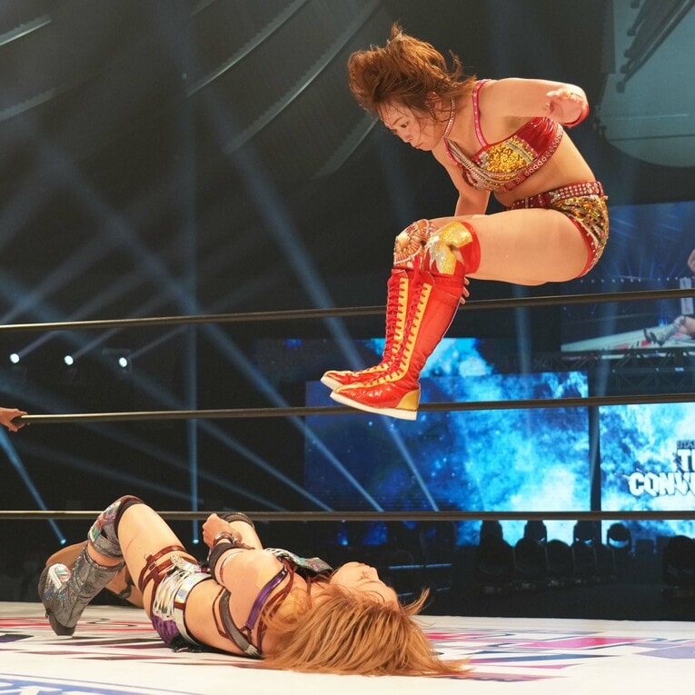 朱里にダブルフットスタンプを見舞うSareee　©Essei Hara