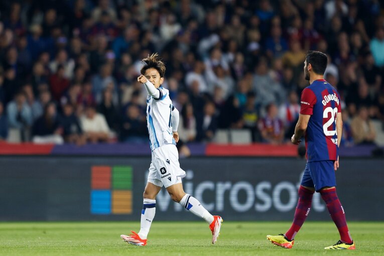 交代時、システムの変更などを指示する久保　©Daisuke Nakashima