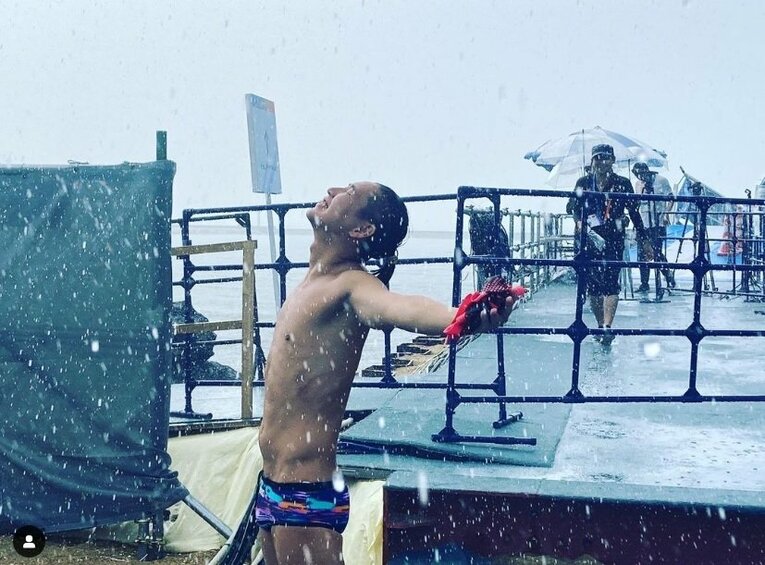 世界水泳試技１日目の福岡は時折、雷雨に見舞われるコンディション。それでも荒田は楽しそうだ／本人のインスタグラムより