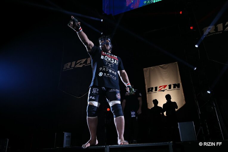 相撲界を懲戒解雇からRIZINへ…貴賢神がデビュー戦完敗でも見せた可能性とは？ 対戦した元警察官ファイターが絶賛した「凄い素質」(39)