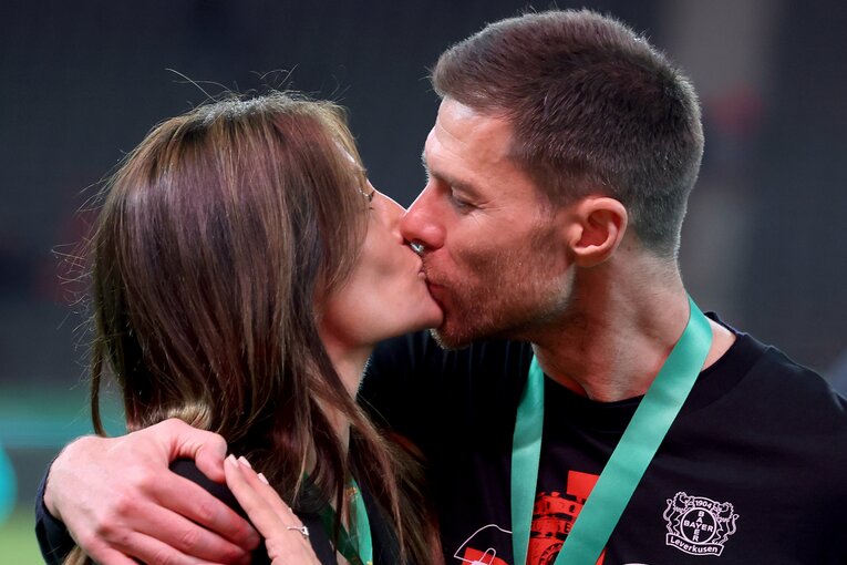 シャビ・アロンソとパートナーのキス　©Getty Images