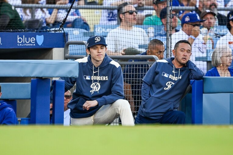 ベンチから戦況を見つめるドジャースの佐々木朗希…写真はまだまだ続きます　©Nanae Suzuki