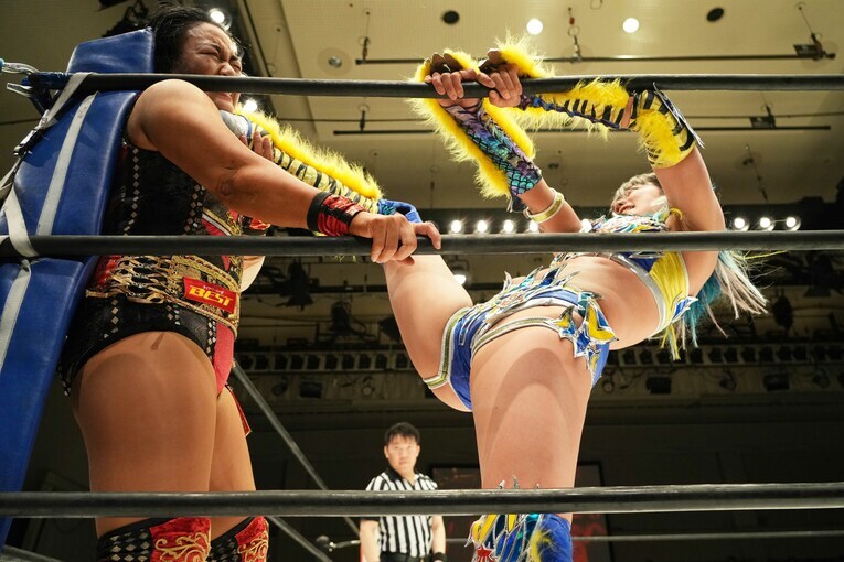 コーナーの里村明衣子のノド元を攻めるウナギ・サヤカ　©Essei Hara