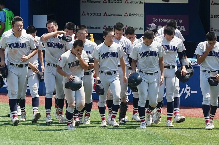 2023年神奈川大会決勝、慶応に敗れて涙する横浜高校ナイン ／ photograph by Asahi Shimbun