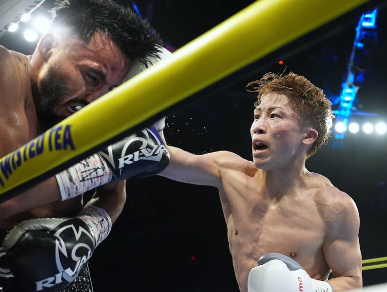 井上尚弥の右を浴びて表情をゆがめるカルデナス　©Naoki Fukuda