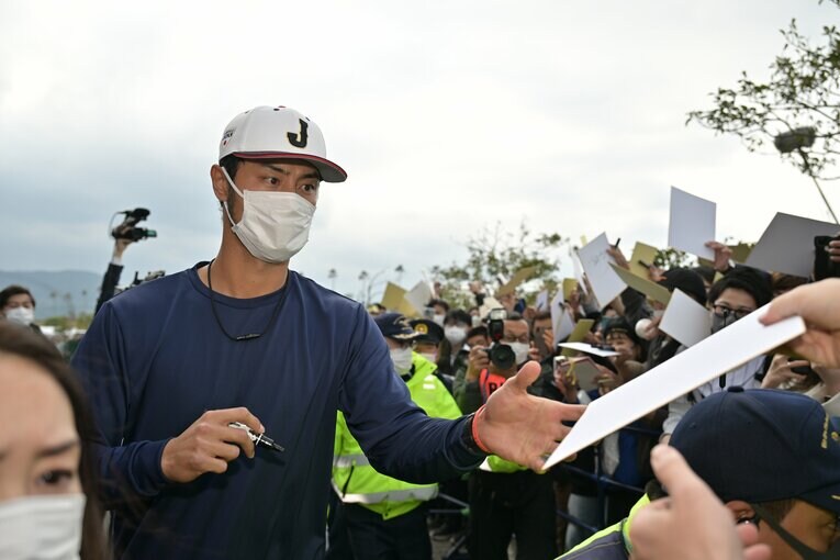 WBC宮崎キャンプでサイン攻めにあうダルビッシュ有　©Hideki Sugiyama