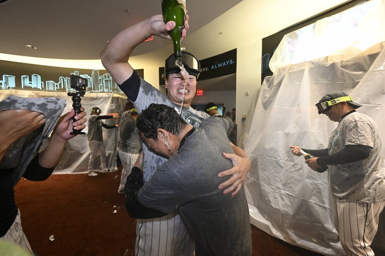 抱きつく栗山監督にシャンパンをぶっかける村上　代表撮影