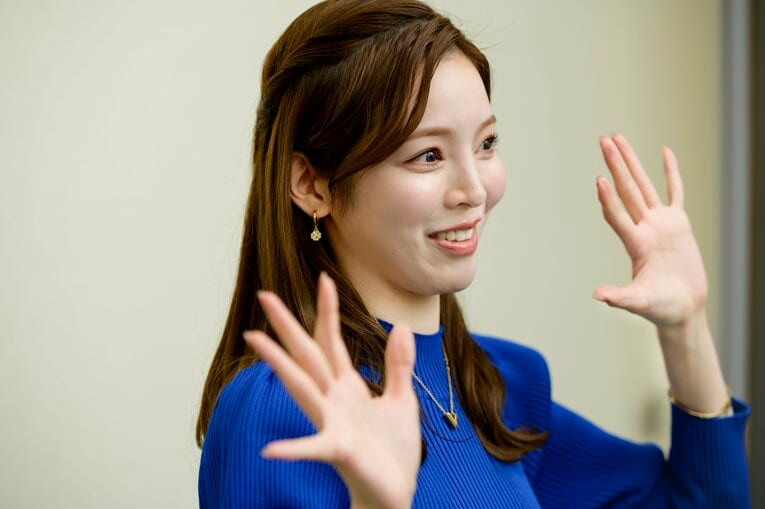 番組内のポーズのエピソードを教えてくれる三宅アナ　©Hirofumi Kamaya