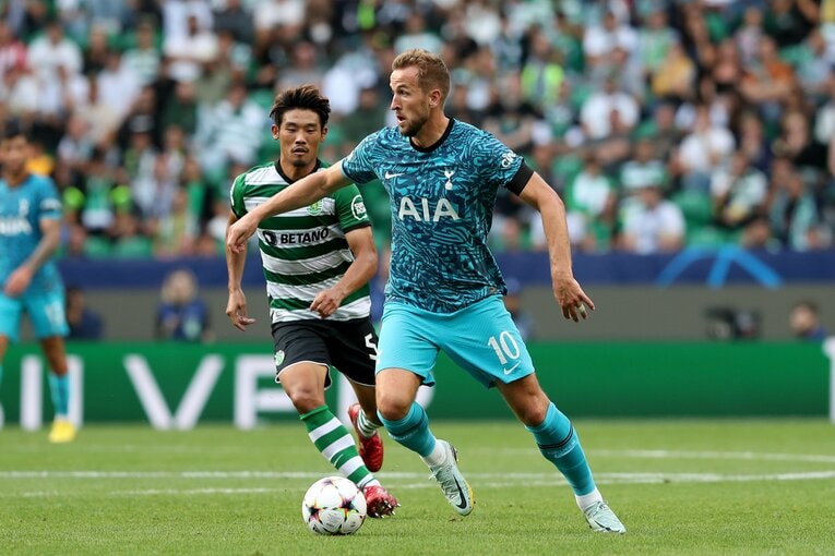 今夏に移籍したスポルティングでCLデビュー。イングランド代表FWハリー・ケイン（トッテナム）ともマッチアップ　©Getty Images