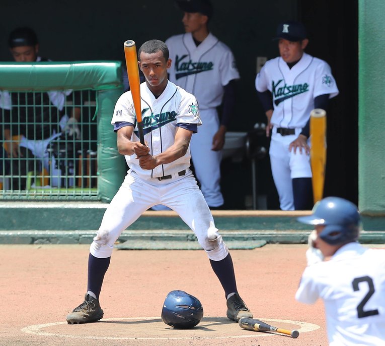 2017年東東京大会。ネクストバッターズサークルでバットを上下に振って準備する葛飾野高・ブライト健太　©︎Sankei Shimbun