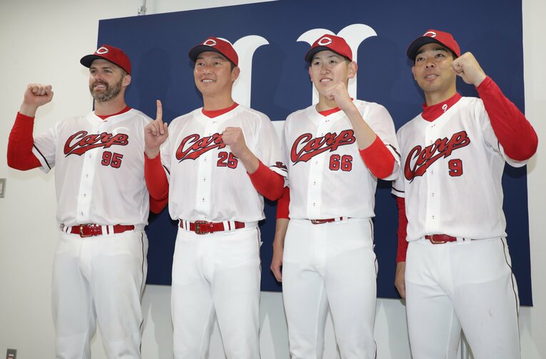 今季初勝利を挙げ記念撮影に応じる、（左から）デビッドソン、新井監督、遠藤、秋山　©JIJI PRESS