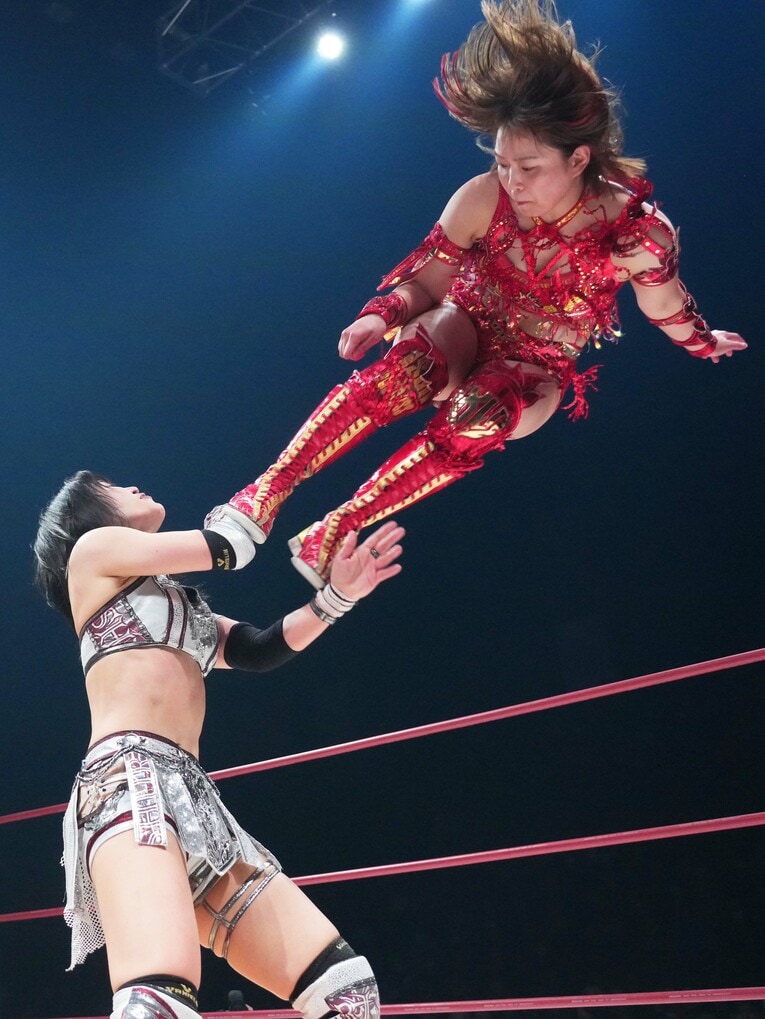 朱里にミサイルキックを放つSareee　©Essei Hara