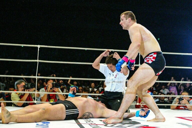 2004年8月、エメリヤーエンコ・アレキサンダー戦のハイキック（10枚目／全10枚）©Susumu Nagao