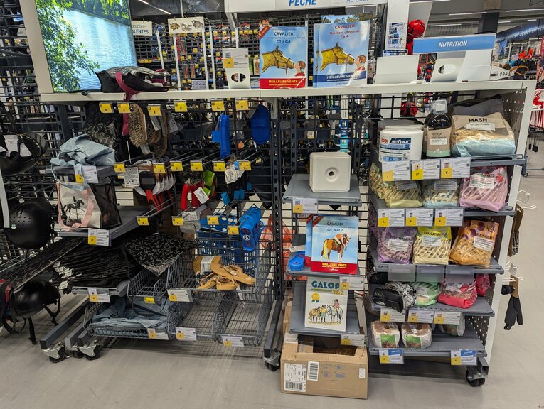 馬具のほかブラスや馬用の餌なども販売されている　©Yu Saito