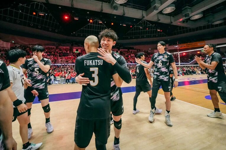 深津英臣（手前）と健闘を讃え合う石川祐希　©︎Volleyball World