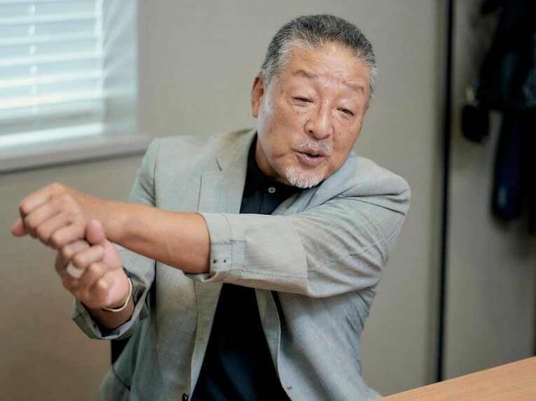 身振り手振りを交えながら、1978年の日本シリーズを振り返る杉浦享　©Yuki Suenaga