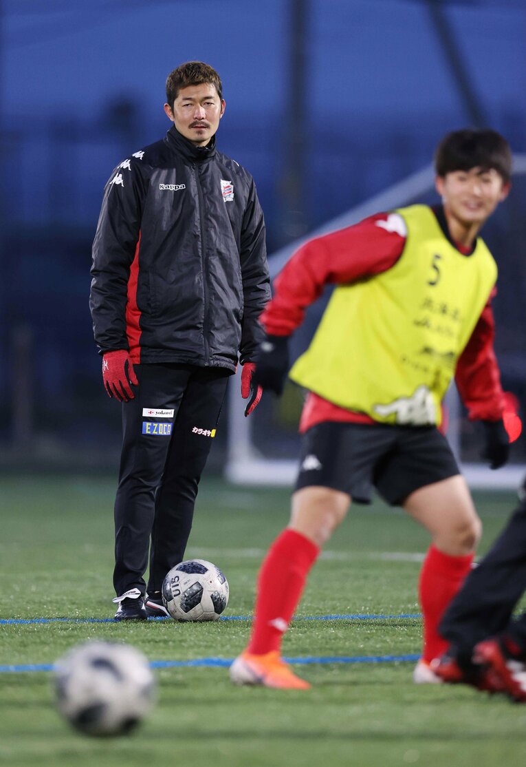 現役引退後、北海道コンサドーレ札幌下部組織のフィジカルコーチに就任した横山さん（2020年4月）©︎JIJI PRESS
