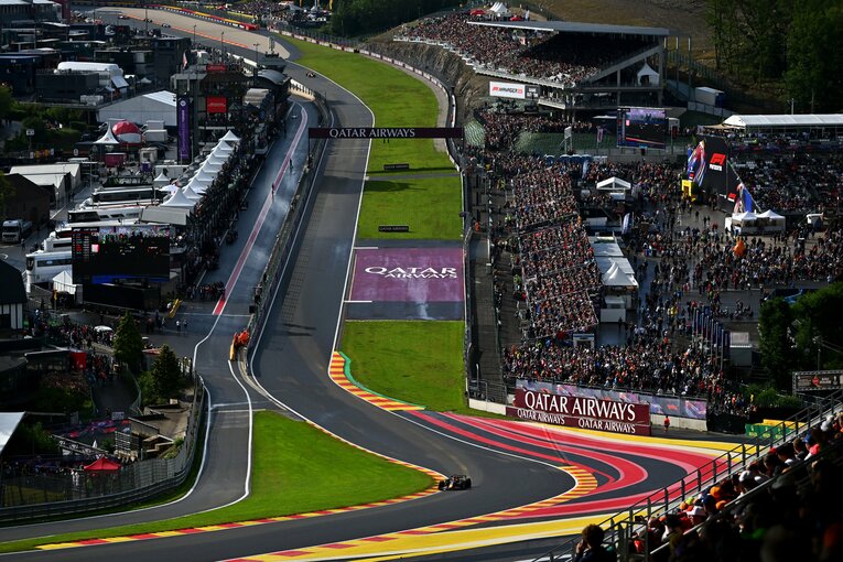 ベルギー名物オー・ルージュを駆け上がるフェルスタッペン　©Getty Images / Red Bull Content Pool