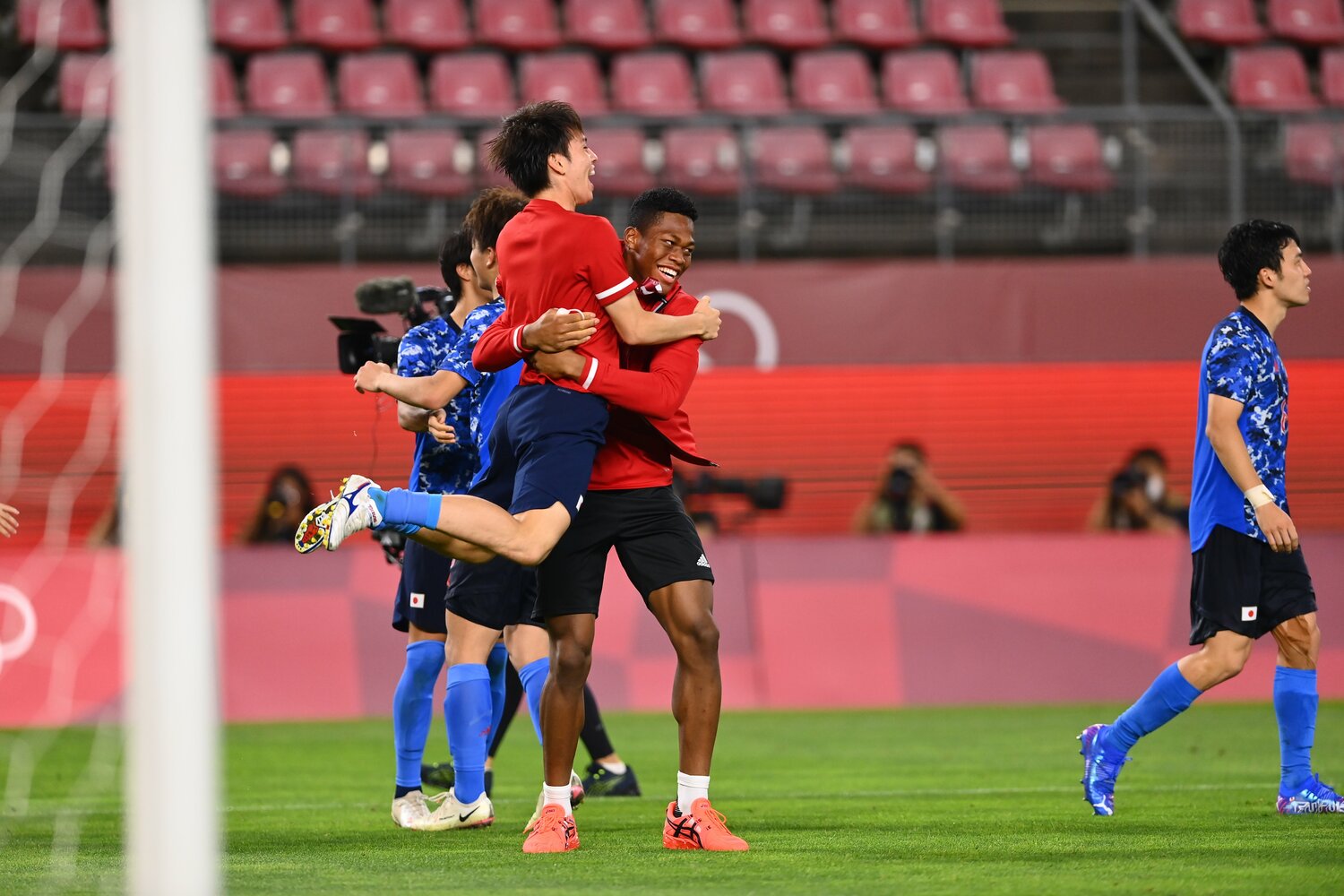 「22人のメンバー」として戦った鈴木彩艶を筆頭に「パリ世代」にも期待がかかる　©JMPA