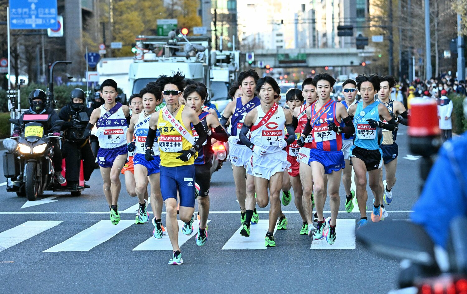 集団から飛び出し、新田の渾身の大逃げが始まる　©JIJI PRESS