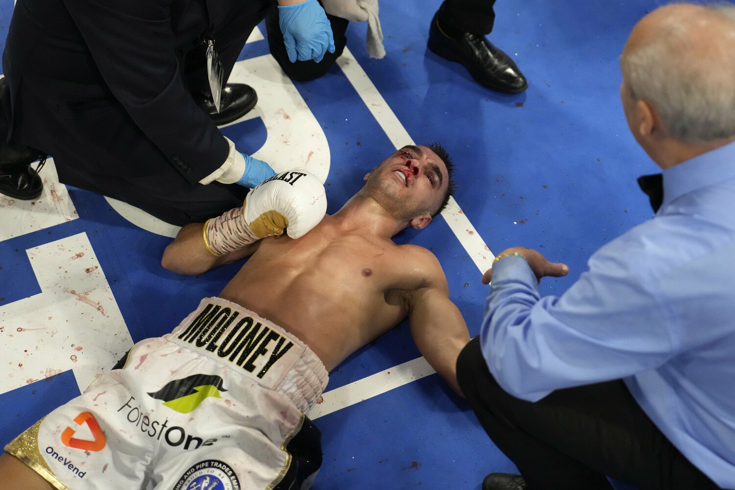 “衝撃の左フック”、リングで倒れ込むモロニー　©AFLO