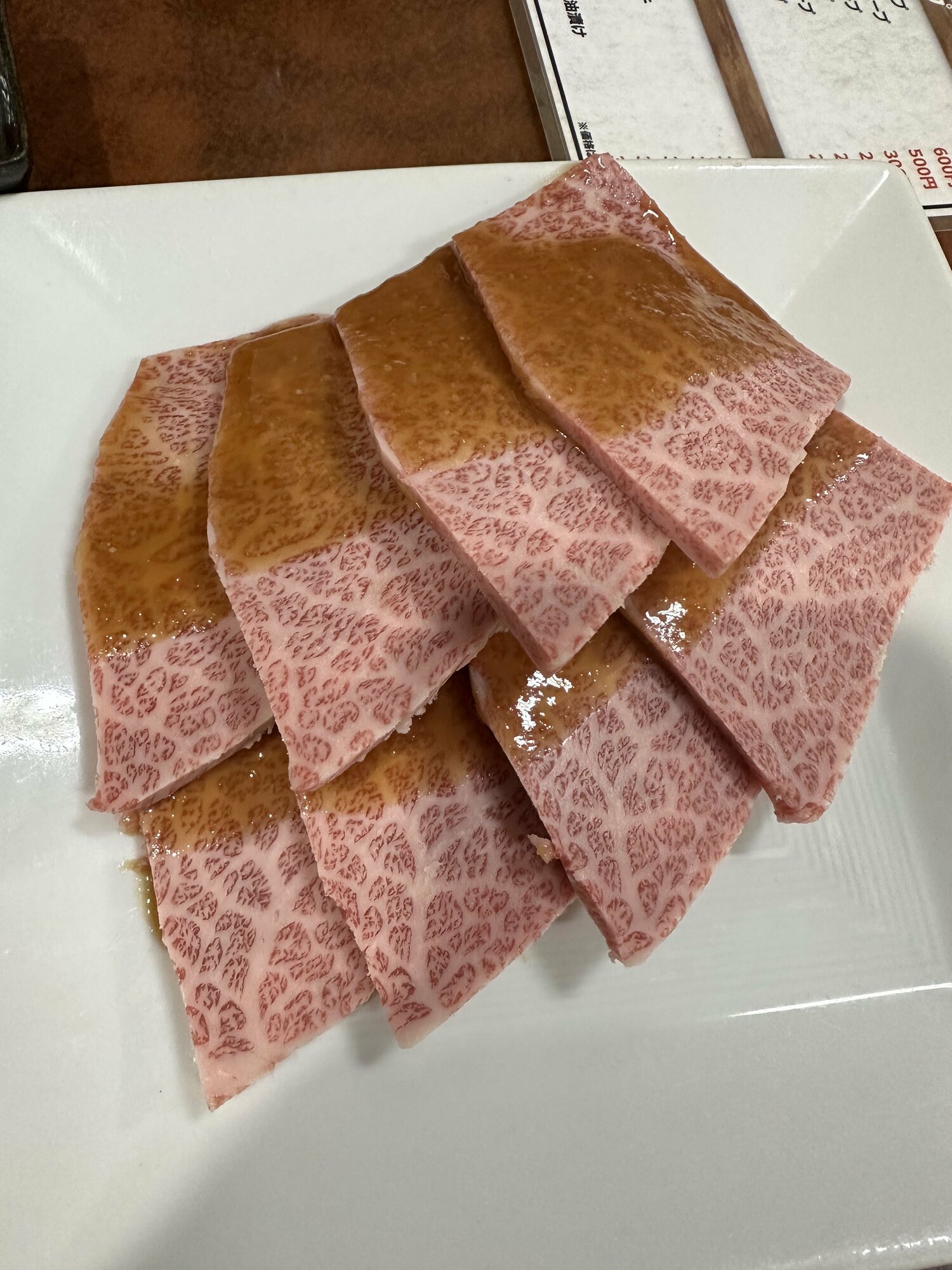 水沢の焼肉店「龍園」にて。お肉のサシがおいしさを物語る