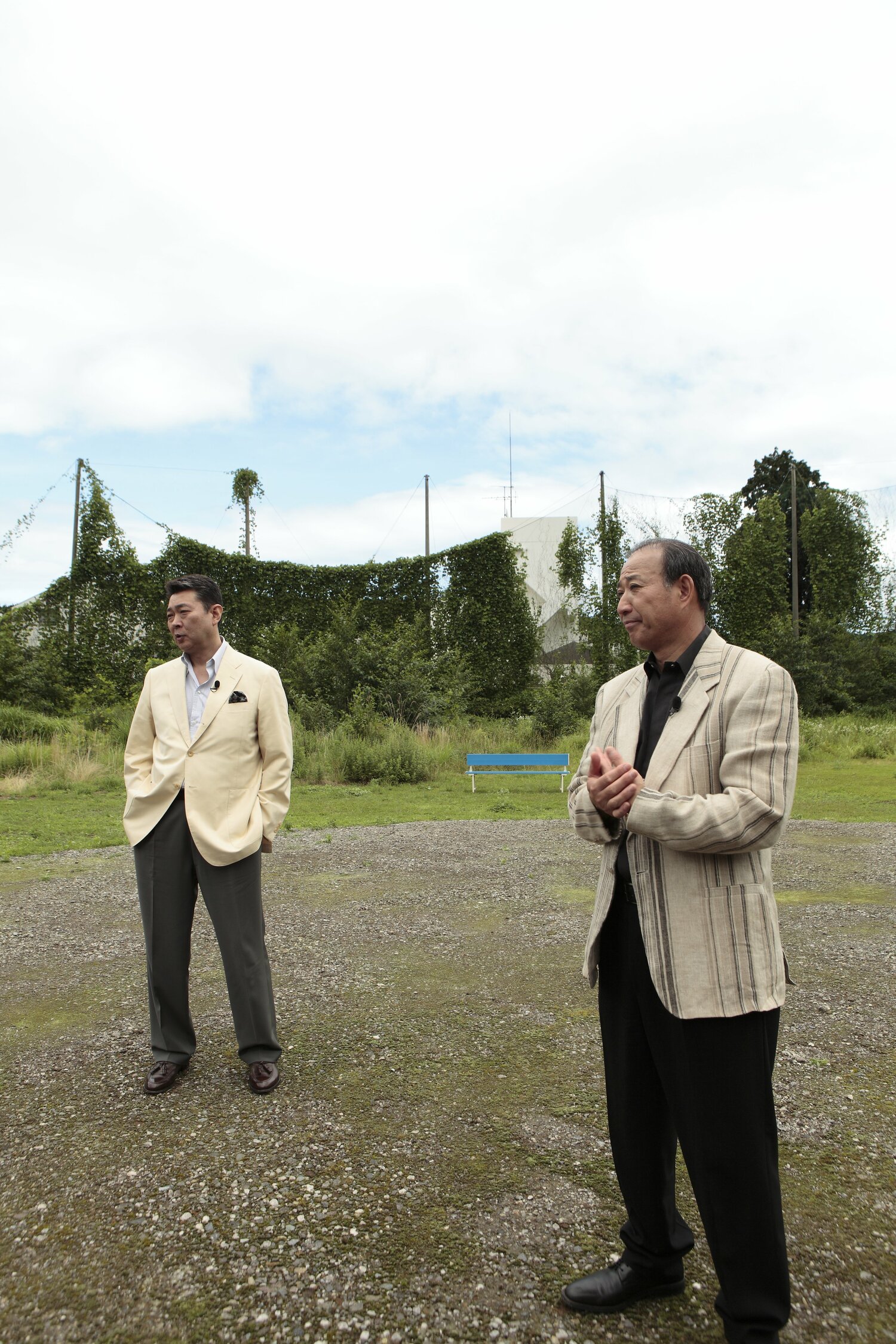 伊東キャンプの跡地を江川(左)と西本が訪れた貴重なカット(2009年) ©Tadashi Shirasawa