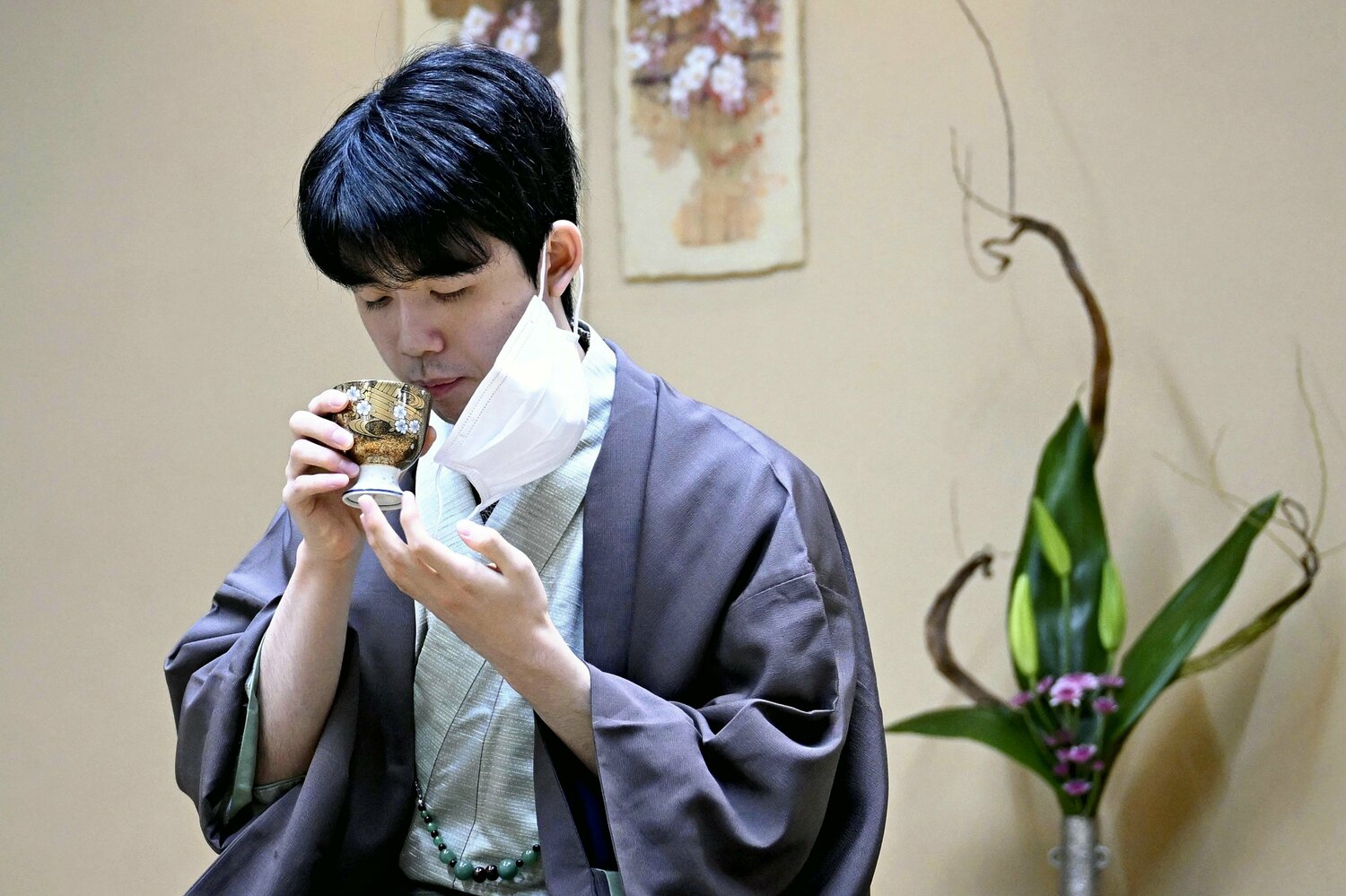 「初手・お茶」とも評される藤井五冠のルーティンには意味があるようだ(代表撮影) ©JIJI PRESS