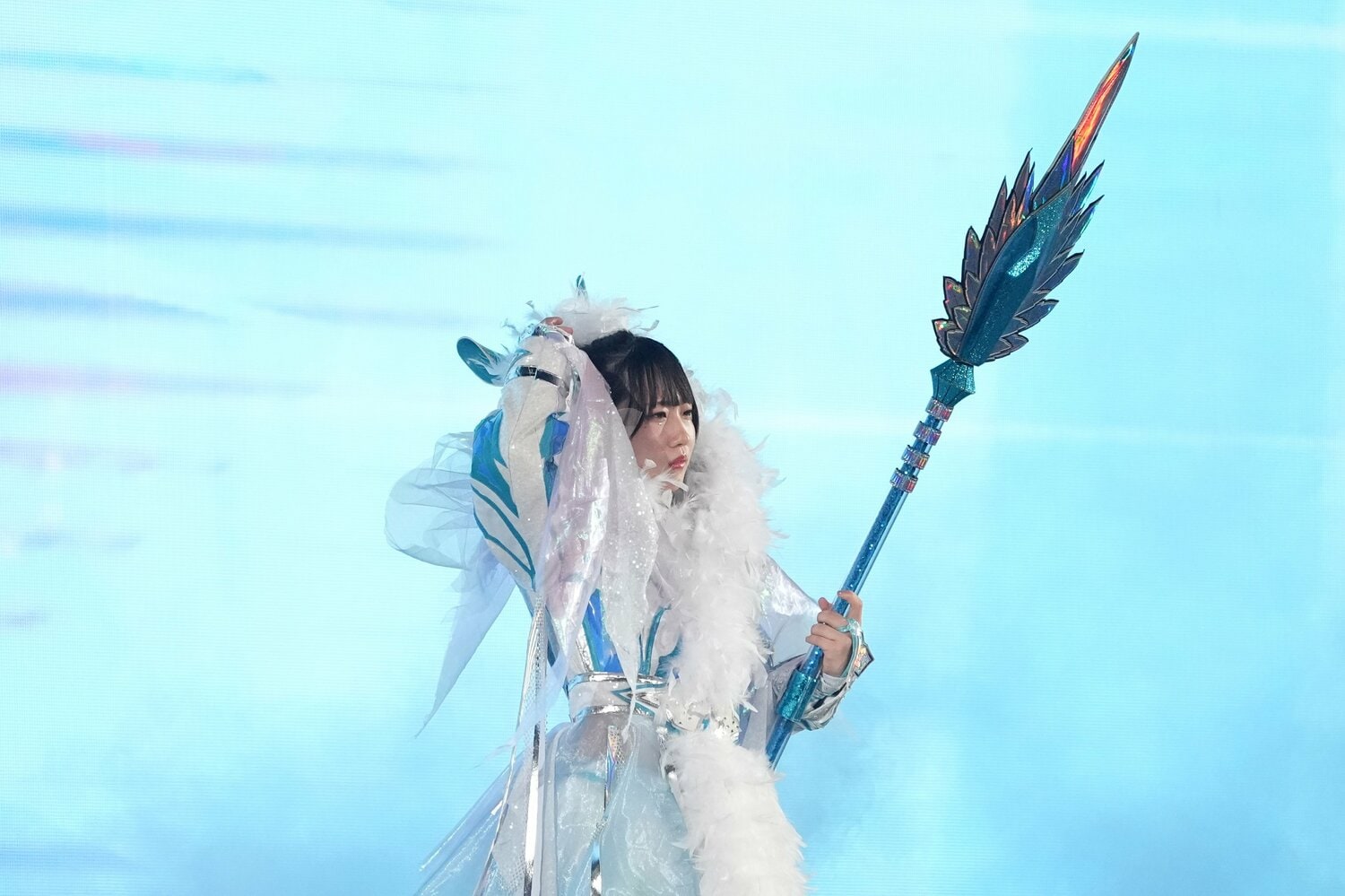 槍を手に、水色が入った白い衣装で入場する玖麗さやか　©Essei Hara